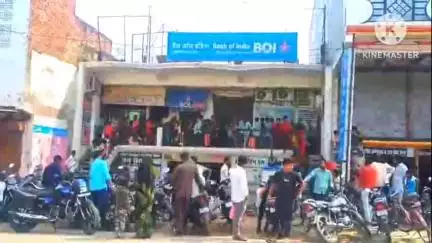 मुसाफिरखाना: आधार कार्ड सेवा हेतु बैंक में लगी लोगों की भीड़, दलाल 350 से 500 रुपये की मांग पर झट से काम करवाने का देते हैं