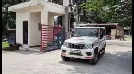 বৰমা ভাগ: অসমৰ পৰা বহিঃৰাজ্যলৈ গোপনে কুকুৰ সৰবৰাহ কৰা এটা চক্ৰক হাউলীত কুকুৰ সহ গ্ৰেপ্তাৰ কৰে আৰক্ষীয়ে