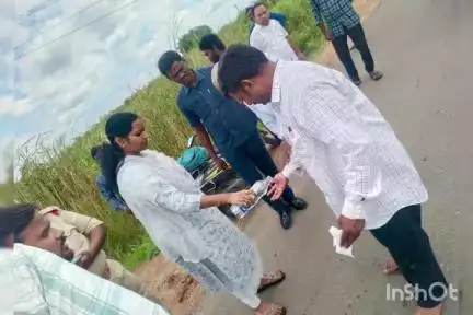 సైలని బాబా దర్గా వద్ద రోడ్డు ప్రమాదం లో వారిని మానవత్వం చాటుకున్న వరంగల్ ఎంపీ డా.కడియం కావ్య.