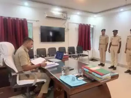 आज दिनांक-23.05.25 को पुलिस अधीक्षक, कटिहार द्वारा लाइन डे के दिन पुलिस केंद्र कटिहार का निरीक्षण किया गया एवं पुलिसकर्मियों की विभिन्न समस्याओं को सुनकर समाधान हेतु उचित दिशा-निर्देश दिया गया I