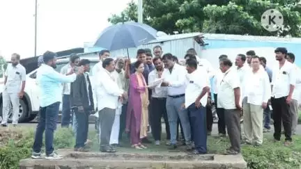 ಚಿಕ್ಕೋಡಿ: ಮುಗಳಖೋಡ ಗ್ರಾಮದ ಬಳಿಯಲ್ಲಿನ ಘಟಪ್ರಭಾ ಎಡದಂಡೆ ಕಾಲುವೆ ವೀಕ್ಷಣೆ ಮಾಡಿದ ಸಂಸದೆ ಪ್ರೀಯಾಂಕಾ ಜಾರಕಿಹೊಳಿ
