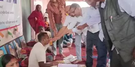 चिनिया: प्रखंड परिसर में जमीन विवाद को लेकर 30 घंटे भूखे रहे अनिल राम, अंचल अधिकारी ने जूस पिलाकर भूख हड़ताल खत्म करवाई