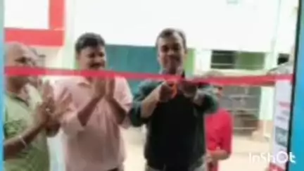 असरगंज नगर पंचायत के मुख्य बाजार में माया मेडिकल हॉल का शुभारंभ फीता काटकर किया