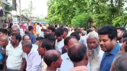 নওদা: গঙ্গাধারীতে ফেরিওয়ালার মৃতদেহ বাড়িতে এসে পৌঁছাতেই কান্নায় ভেঙে পড়েছেন পরিবার-পরিজনরা