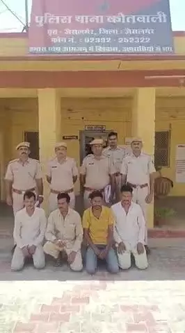जिला पुलिस अधीक्षक जैसलमेर सुधीर चौधरी के निर्देशन में, पुलिस थाना कोतवाली जैसलमेर द्वारा ऑपरेशन खुलासा के तहत चोरी की वारदात का खुलासा कर 04 मुल्जिमान को किया गिरफ्तार, वारदात में प्रयुक्त वाहन जब्त, विस्तृत अनुसंधान जारी