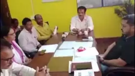 कुंडहित: प्रखंड कार्यालय में रात्रि रक्त पट संग्रह को लेकर बीएलटीएफ की हुई बैठक