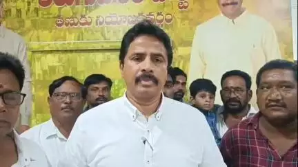 తణుకు: కూటమి ప్రభుత్వం గ్రీన్ టాక్స్ తగ్గించిన సందర్భంగా ఎమ్మెల్యే రాధాకృష్ణకు కలిసి కృతజ్ఞతలు తెలిపిన వాహనదారులు