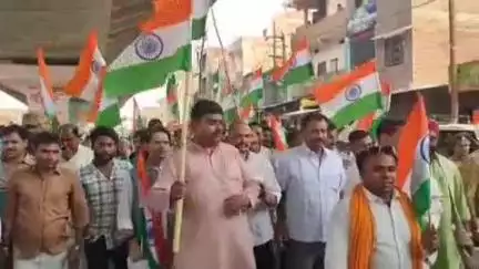 हंडिया: ऑपरेशन सिंदूर की सफलता पर हंडिया में निकाली गई तिरंगा यात्रा, लगे देशभक्ति नारे