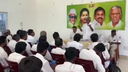 சூளகிரி: அதிமுக அலுவலகத்தில்  பூத் கமிட்டி நிர்வாகிகள் கூட்டம்: தேர்தல் பணிகளை விரைந்து முடிக்க அறிவுறுத்துதல்