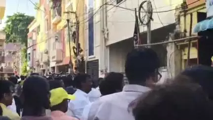 மயிலாப்பூர்: முத்து தெருவில் அதிமுகவினர் திண்ணை பிரச்சாரம் - திமுக ஆட்சியில் அவலங்களை துண்டு பிரசுரமாக விநியோகித்தனர்