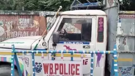 মাথাভাঙা ২: ভোজনেরছড়া এলাকা থেকে অবৈধভাবে বালু বোঝাই করার দায়ে নিশিগঞ্জ ফাঁড়ির পুলিশ ১টি পিক আপ ভ্যান আটক করে ১ জনকে গ্রেপ্তার করল