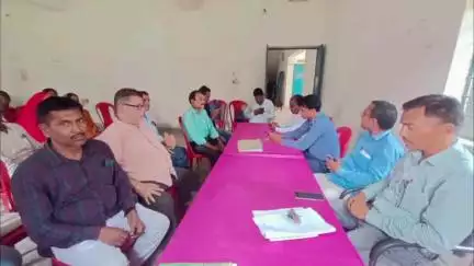 सहदेई बुजुर्ग: प्रखंड परिसर स्थित किसान भवन में बीएलओ के प्रशिक्षण कार्यक्रम का आयोजन किया गया
