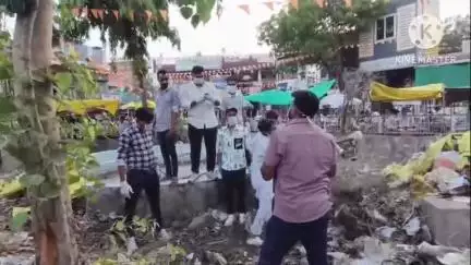 बकानी: बकानी कस्बे में प्रशासन की लापरवाही पर युवाओं ने मारा तमाचा, बस स्टैंड के गार्डन की सफाई कर प्रशासन को दी चेतावनी