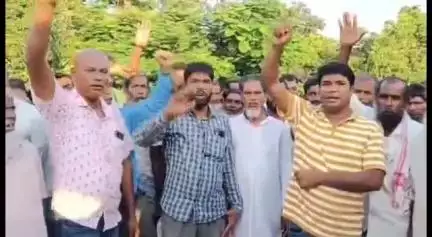 বৰমা ভাগ: পঞ্চায়ত সমুহৰ নিৰ্বাচিত সদস্যৰ কিনা-বেচা বন্ধ কৰাৰ দাবীত  ইটাৰভিঠা শান্তি বজাৰত ৰাইজৰ প্ৰতিবাদ