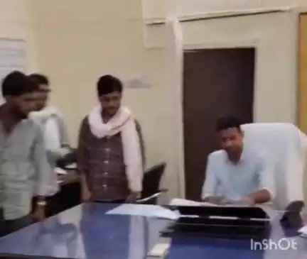 उनियारा: रिजोदा के आम रास्तों से अतिक्रमण हटाने को लेकर ग्रामीणों ने एसडीएम को सौंपा ज्ञापन