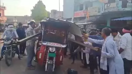 चंदला: चंदला रेस्ट हाउस के पास ई-रिक्शा पलटने से चालक घायल