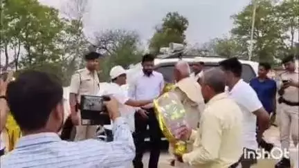 सोनभद्र बंशी सुर्यपुर: खटांगी पंचायत मुख्यालय में जिला पदाधिकारी द्वारा मनरेगा योजना से बने खेल मैदान का उद्घाटन
