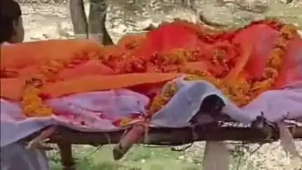 कुम्भलगढ़: कानादेव का गुड़ा में आपसी संघर्ष में वानर की मौत, नवयुवक मंडल ने विधि विधान से अंतिम संस्कार कर मानवता की पेश की मिसाल