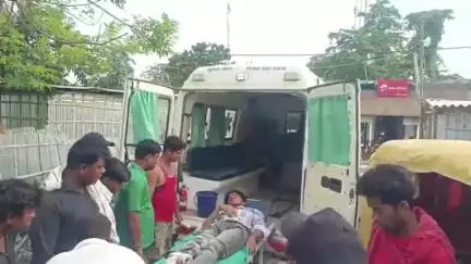 हसनगंज: काजीबाडी़ गांव के पास टोटो और मोटरसाइकिल की टक्कर में 3 लोग गंभीर रूप से घायल