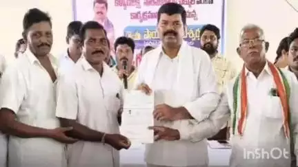 మణుగూరు: పినపాక రైతు వేదిక నందు కళ్యాణ లక్ష్మి, షాదీ ముబారక్, ముఖ్యమంత్రి సహాయనిది చెక్కులను పంపిణీ చేసిన ఎమ్మెల్యే పాయం