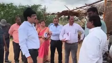 పోచంపల్లి: జూలూరులో ధాన్యం కొనుగోలు కేంద్రాన్ని ఆకస్మికంగా తనిఖీ చేసిన కలెక్టర్ హనుమంతరావు