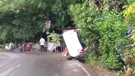 പുനലൂർ: കൊല്ലം-തിരുമംഗലം ദേശീയപാതയില്‍ പ്ലാച്ചേരിക്കും കലയനാടിനുമിടയില്‍ കാര്‍ മറിഞ്ഞ് അപകടം
