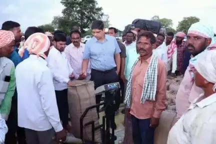 భిక్కనూర్: జంగంపల్లి గ్రామంలోని వరి ధాన్యం కొనుగోలు కేంద్రాన్ని పరిశీలించిన జిల్లా కలెక్టర్ ఆశిష్ సంగ్వాన్
