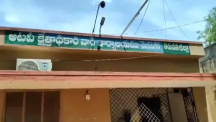 వెంకటగిరి ఫారెస్ట్ ఆఫీస్ ఎదుట ధర్నా చేపట్టిన వన సంరక్షణ సమితి కార్మికులు