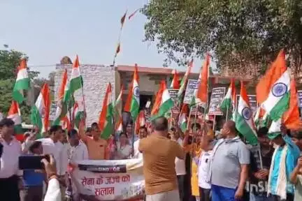 पोहरी: पोहरी नगर में 'ऑपरेशन सिंदूर' की सफलता पर निकाली गई तिरंगा यात्रा, पूर्व राज्यमंत्री सुरेश धाकड़ हुए शामिल