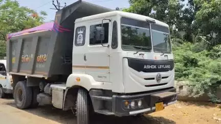 ઘોઘા: તાલુકાના અલગ અલગ બે વિસ્તારોમાંથી ગેરકાયદેસર રેતી ભરેલ બે ડમ્પરને ખાણખનીજ વિભાગ દ્વારા ઝડપી લઇ કાયદેસરની કાર્યવાહી