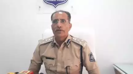 લીંબડી: લીંબડી પોલીસ સ્ટેશન ખાતે આઇજી ગીરીશ પંડ્યા એ લોક દરબાર નુ આયોજન કરતા લોકોએ ટ્રાફિક ના પ્રશ્નો રજૂઆત કરી હતી.