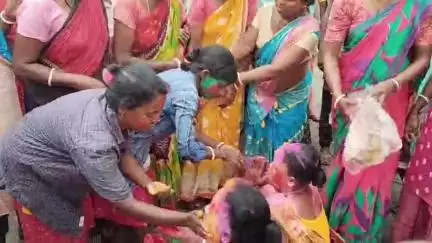 ফালাকাটা: ফালাকাটার এথেলবাড়ি চা বাগানের শ্রমিক ভাগীরথীর ওরাওঁয়ের অবসর উপলক্ষে শুক্রবার অকাল হোলি খেললেন স্থানীয়রা