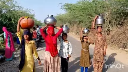 आसीन्द: जयसिंहपुरा में पेयजल संकट, महिलाओं को दूर-दराज के हेड पंप से लाना पड़ रहा है पानी #jansamsya