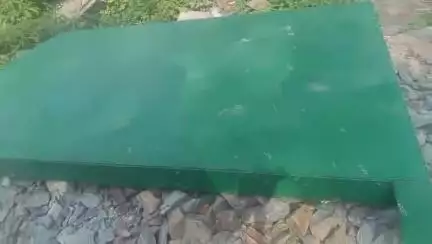 चिन्यालीसौड़: ग्राम तुल्याडा में सड़क किनारे रखे मंदिर के स्वागत बोर्ड के दोनों पहिये चोरी