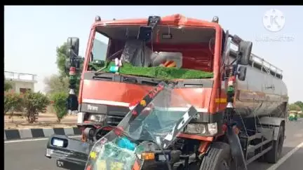 लवाण: जयपुर-आगरा राजमार्ग पर खैरवाल मोड़ के समीप दूध टैंकर और रोडवेज बस में हुई टक्कर, टैंकर चालक घायल, बड़ा हादसा टला