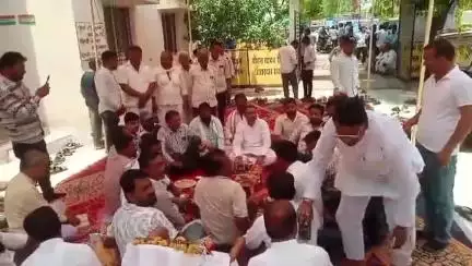 खाचरौद: जनपद पंचायत में स्थाई सीईओ के लिए सदबुद्धि यज्ञ, अध्यक्ष, पूर्व विधायक, सरपंच व सचिव हुए शामिल