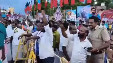 கந்தர்வகோட்டை: அம்பேத்கர் சிலை அருகே தங்களை புறக்கணிப்பதாக கூறி விடுதலை சிறுத்தைகள் கட்சியினர் ஆர்ப்பாட்டத்தால் பரபரப்பு
