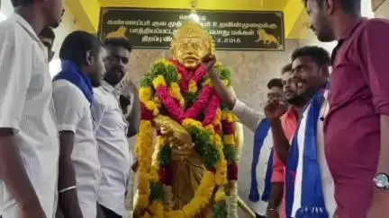 அருப்புக்கோட்டை: செம்பட்டியில் பெரும்பிடுகு முத்தரையர் சதய விழாவில் தமிழ் புலி கட்சியின் சார்பில் திருவுருவ சிலைக்கு மாலை அணிவித்து மரியாதை