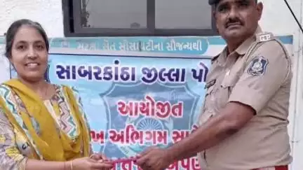 ખેડબ્રહ્મા: શહેર પોલીસે 3 જેટલા ચોરીના મોબાઈલ શોધી મૂળ માલિક ને અર્પણ કર્યા..!