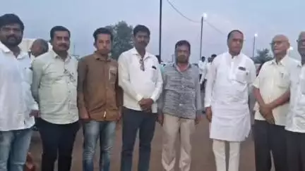 जाफराबाद: काँग्रेसचे जालना जिल्हाध्यक्ष राजाभाऊ देशमुख यांनी शहरातील महात्मा फुले चौकात साधला नागरिकांशी व कार्यकर्त्यांशी संवाद
