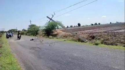 ಕುಂದಗೋಳ: ನಿರಂತರ ಸುರಿದ ಮಳೆಗೆ ಬಾಗಿದ ವಿದ್ಯುತ್ ಕಂಬಗಳು ಗ್ರಾಮಸ್ಥರಲ್ಲಿ ಆತಂಕ #localissue