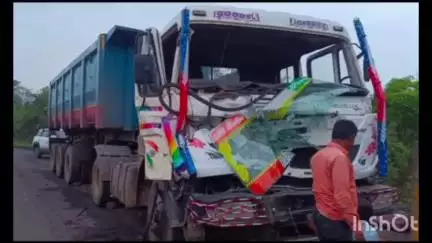 गोपीकांदर: कारूडीह मोड़ के पास बालू लदे ट्रेलर ने हाईवा को मारी टक्कर, चालक घायल