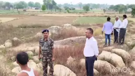 मंझिआंव: मझिआंव: अंचल पदाधिकारी प्रमोद कुमार ने खरसोता में पैक्स गोदाम निर्माण हेतु भूमि का निरीक्षण किया