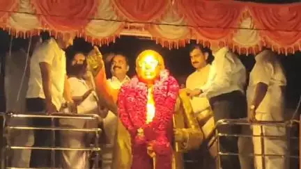 கந்தர்வகோட்டை: கொட்டும் மழையிலும் காவல் நிலையம் எதிரே அமைக்கப்பட்ட அம்பேத்கர் சிலையை திறந்து வைத்த தமிழக துணை முதலமைச்சர் மற்றும் திருமாவளவன் எம்பி