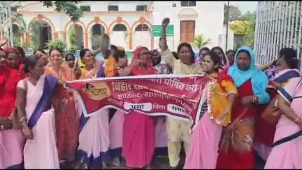 पूसा: पूसा अनुमंडलीय अस्पताल में आशा कार्यकर्ताओं और फैसिलिटेटरों ने हड़ताल के तीसरे दिन ओपीडी सेवा बंद की