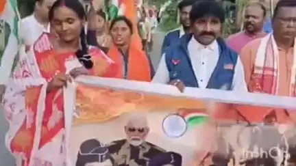 রানিবাঁধ: ভারতীয় সেনাদের অভিনন্দন ও শ্রদ্ধা জানিয়ে রানিবাঁধ এক নম্বর মন্ডলের রাষ্ট্রবাদী জনগণের ব্যানারে মিছিল হল অম্বিকানগরে