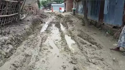 বামনগোলা: ভোলা বাসনা উত্তরপাড়া গ্রামের বেহাল রাস্তা সংস্কারের দাবিতে রাস্তাতে বসে বিক্ষোভ দেখায় গ্রামবাসী মহিলারা #jansamasya