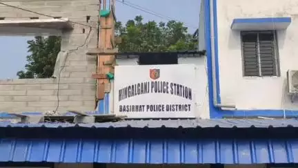 হিঙ্গলগঞ্জ: নাবালিকা অপহরণের ঘটনায় হিঙ্গলগঞ্জ এলাকা থেকে এক যুবকের বাবাকে আটক করল হিঙ্গলগঞ্জ থানার পুলিশ