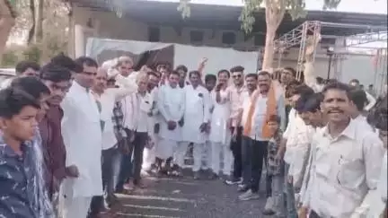 खुजनेर: सेना के शौर्य और पराक्रम को लेकर करेड़ी में निकली तिरंगा यात्रा, हाथों में तिरंगा लेकर शामिल हुए लोग