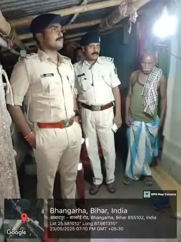 कटिहार जिला के अबादपुर थाना कांड संख्या-34/25 के फिरार प्राथमिकी अभियुक्त के घर पर विधिवत छापेमारी किया गया ।